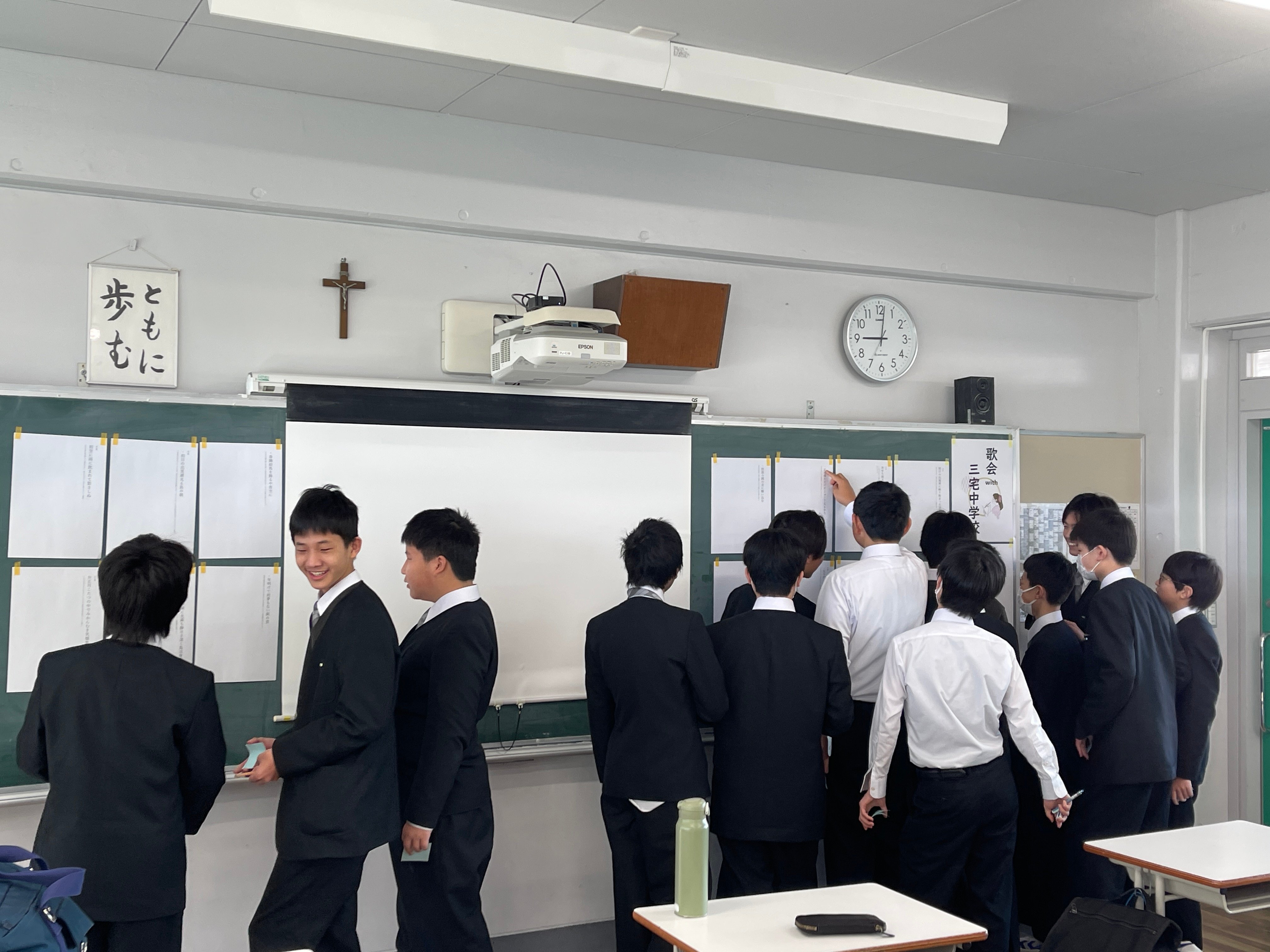 三宅中の短歌・俳句にコメントを書き込む様子_(3)