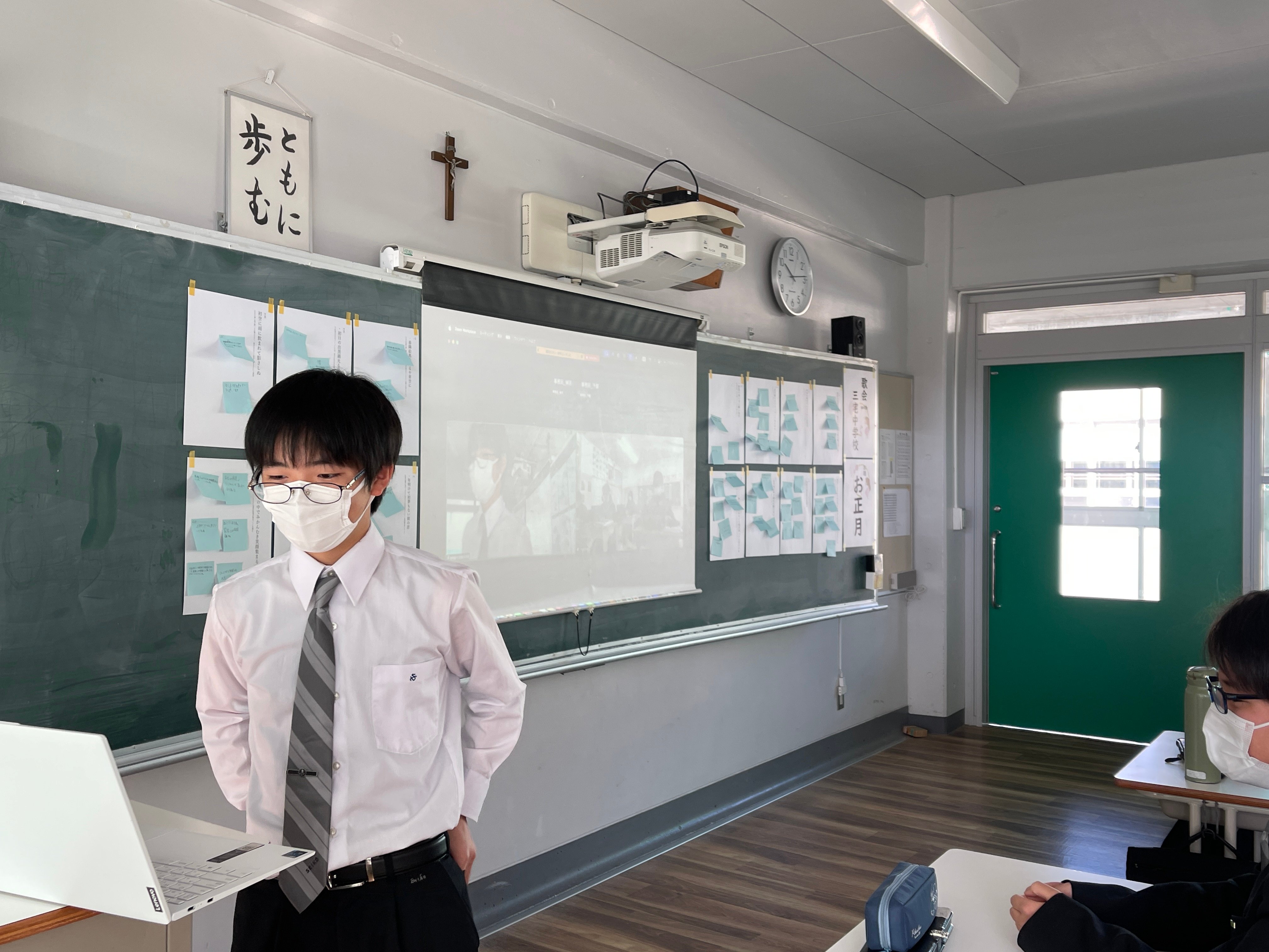 自作の短歌を披露する